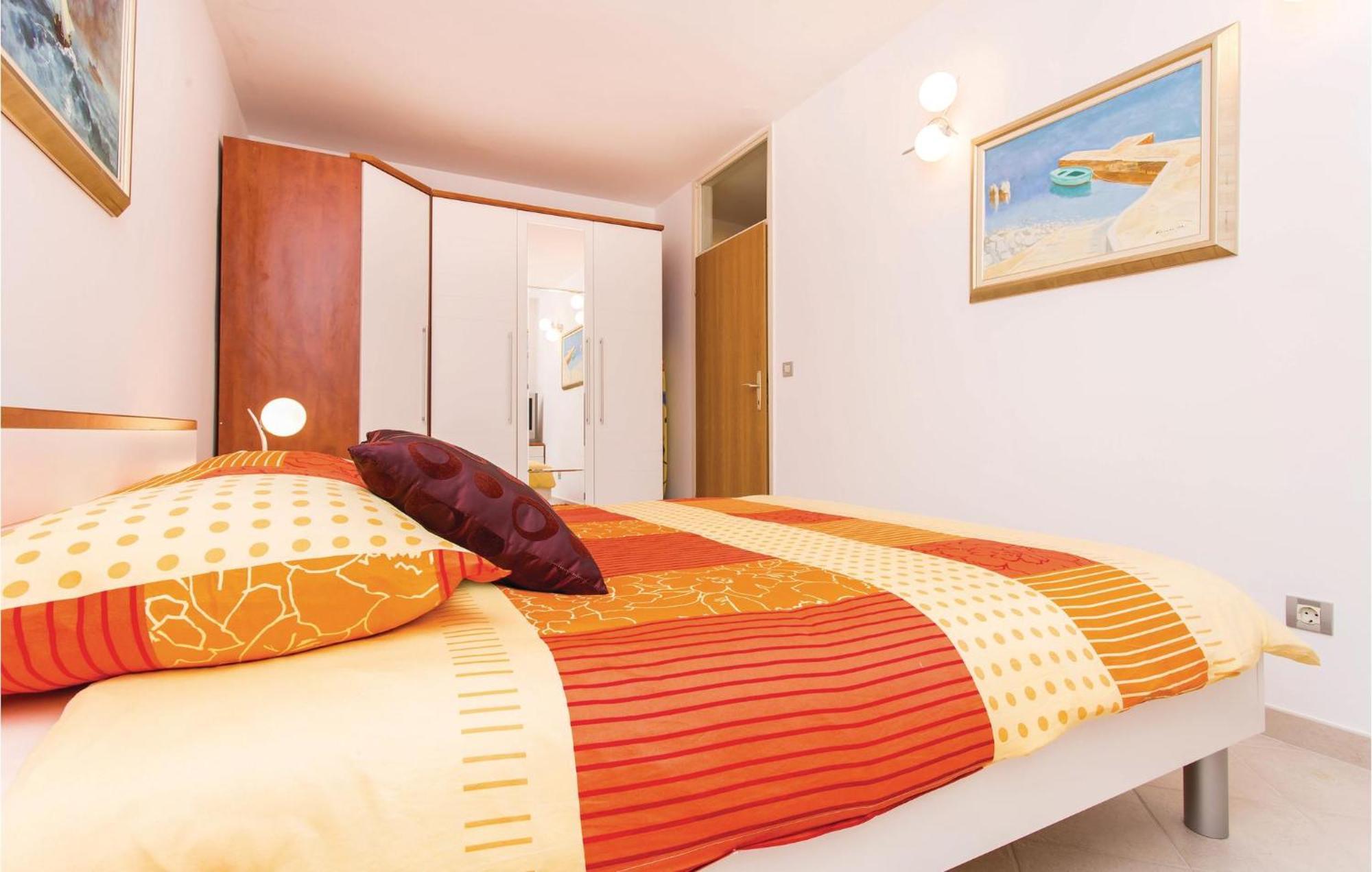 Amazing Apartment In Njivice With Wifi Bagian luar foto