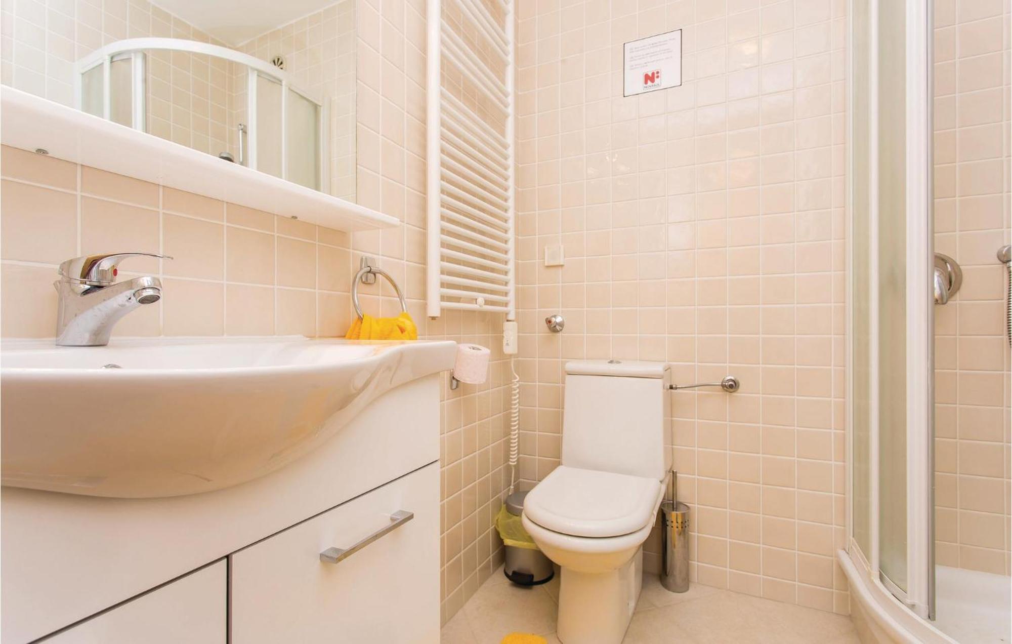 Amazing Apartment In Njivice With Wifi Bagian luar foto