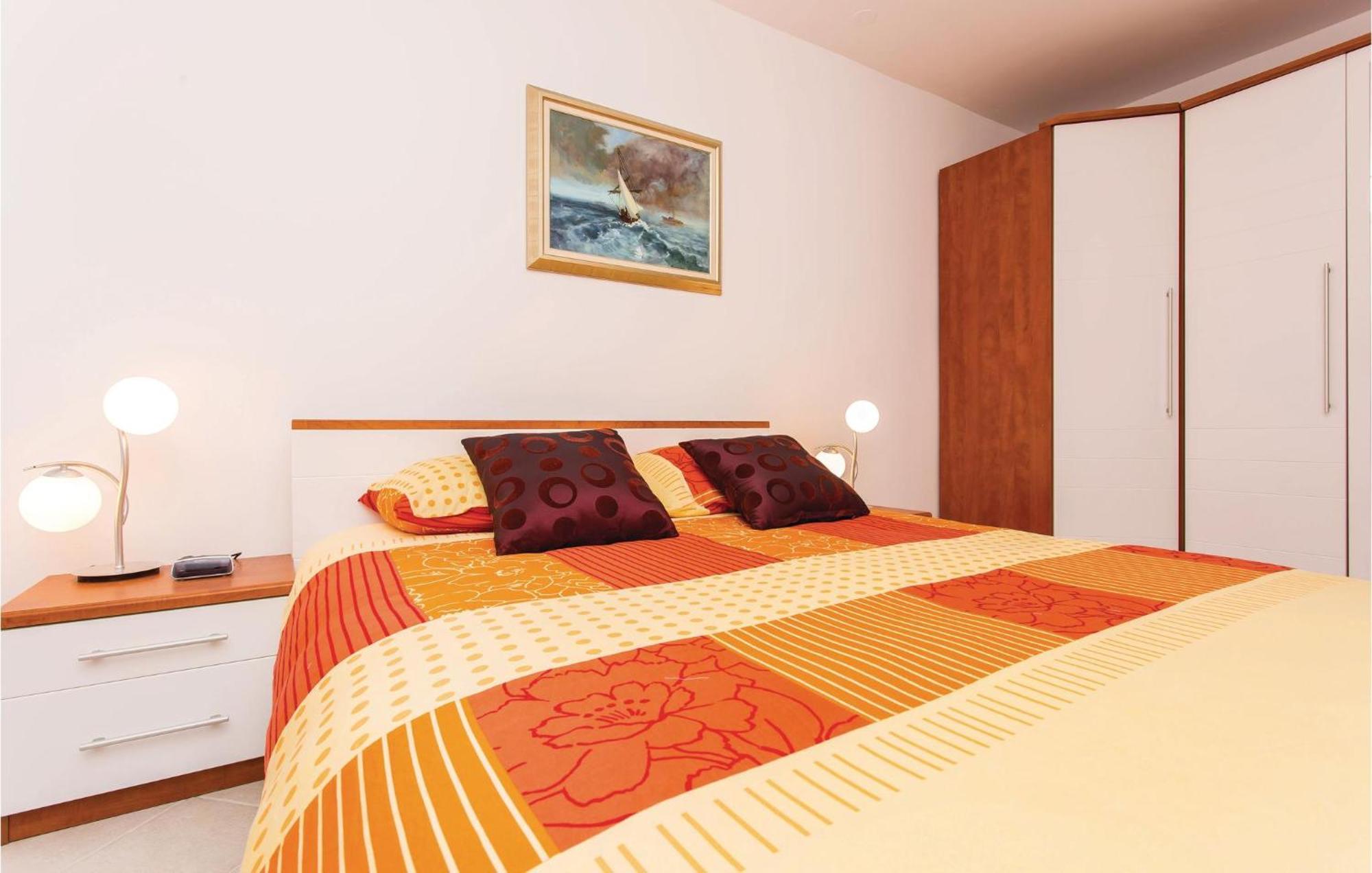 Amazing Apartment In Njivice With Wifi Bagian luar foto