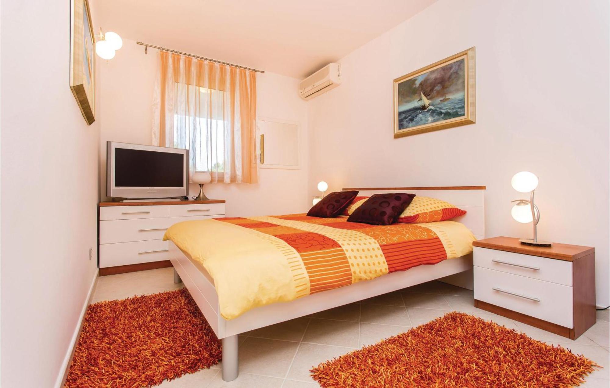 Amazing Apartment In Njivice With Wifi Bagian luar foto